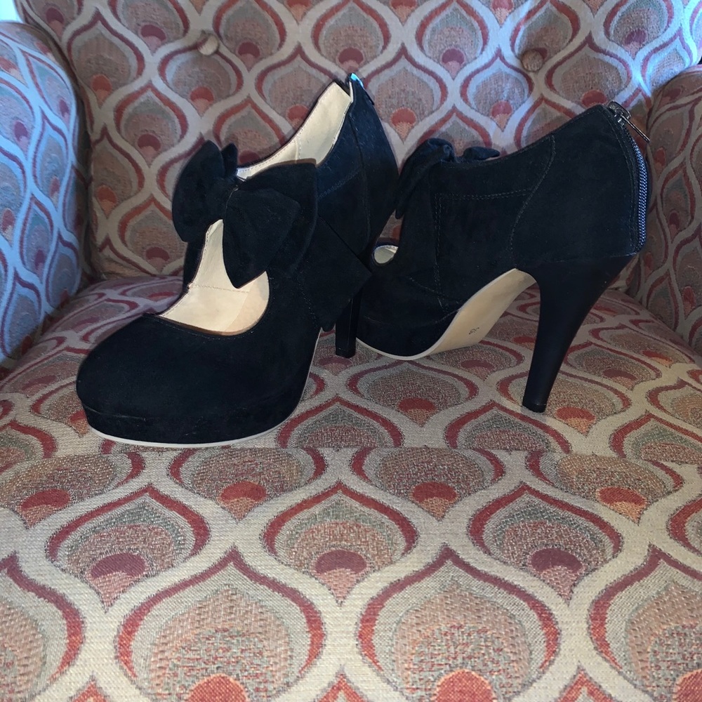 NWOT Women’s Bow Tie 3 Inch Velvet Pumps
